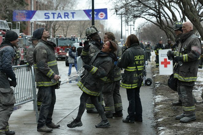 Chicago Fire - Mroczny dzień - Z realizacji - Monica Raymund