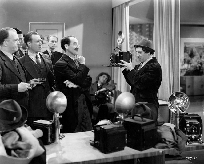 Die Marx Brothers im Kaufhaus - Filmfotos - Groucho Marx, Chico Marx