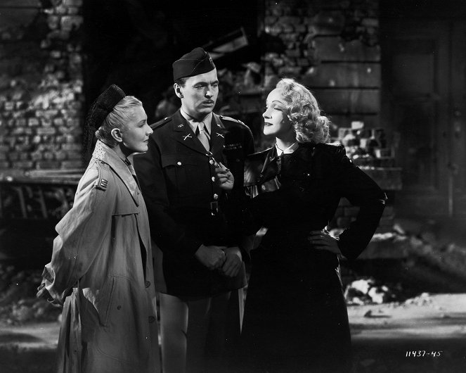 A Foreign Affair - Do filme - Jean Arthur, John Lund, Marlene Dietrich