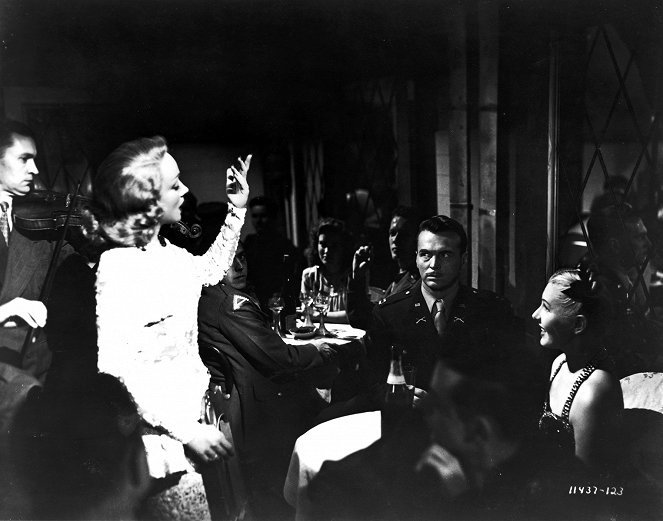 Eine auswärtige Affäre - Filmfotos - Marlene Dietrich, John Lund, Jean Arthur