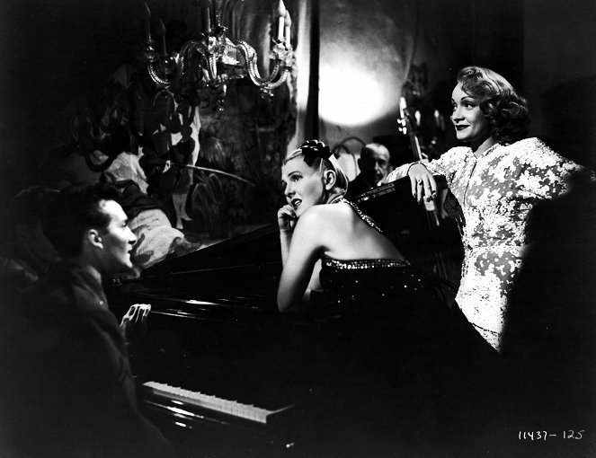 Eine auswärtige Affäre - Filmfotos - Jean Arthur, Marlene Dietrich