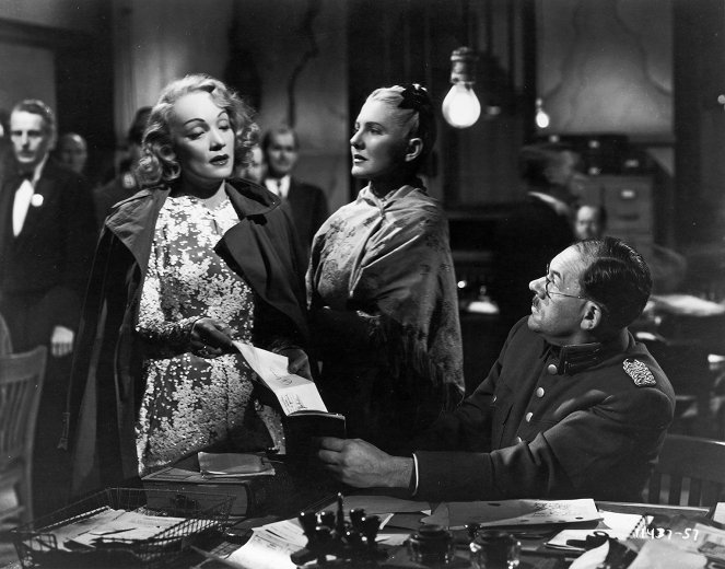 A Foreign Affair - Z filmu - Marlene Dietrich, Jean Arthur