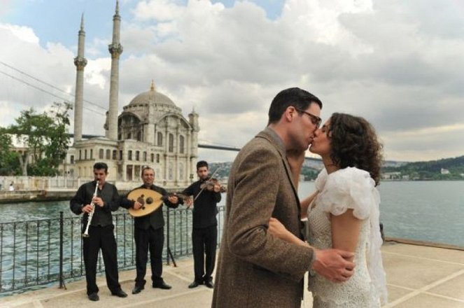 Liebeskuss am Bosporus - Photos - Tim Bergmann, Jasmin Gerat