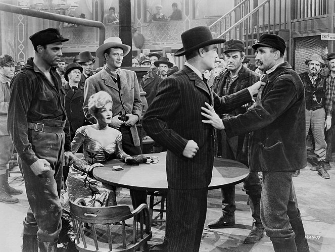 Die Freibeuterin - Filmfotos - Marlene Dietrich, John Wayne, Randolph Scott
