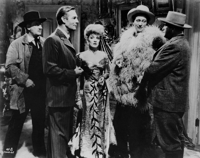 Die Freibeuterin - Filmfotos - Randolph Scott, Marlene Dietrich, John Wayne