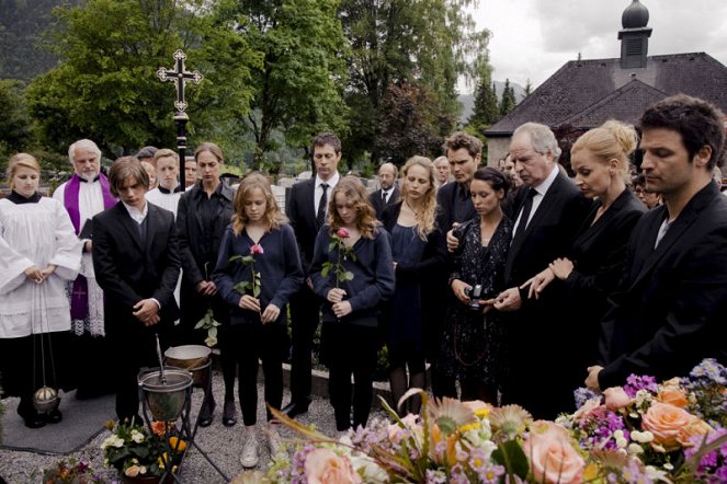 In den besten Familien - Photos - Sophie von Kessel, Marc Hosemann, Petra Schmidt-Schaller, Fabian Hinrichs, Anneke Schwabe, Friedrich von Thun, Franziska Schlattner, Mišel Matičević