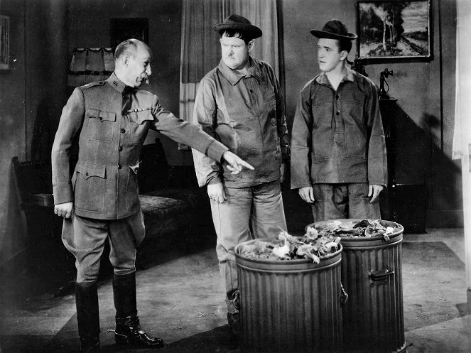 Laurel & Hardy - Vergiss deine Sorgen - Filmfotos - James Finlayson, Oliver Hardy, Stan Laurel