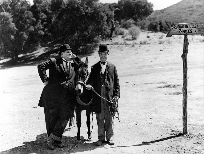 Vadnyugati őrjárat - Filmfotók - Oliver Hardy, Stan Laurel