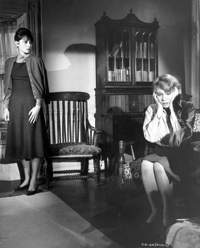 Infam - Filmfotos - Audrey Hepburn, Shirley MacLaine