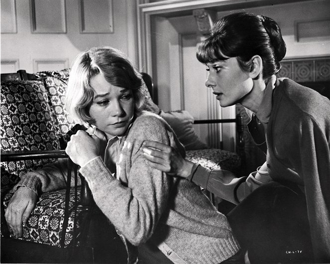 Infam - Filmfotos - Shirley MacLaine, Audrey Hepburn