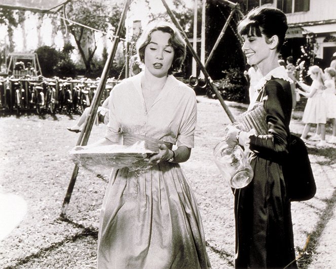Infam - Filmfotos - Shirley MacLaine, Audrey Hepburn