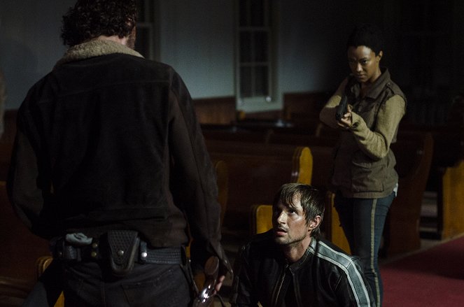 The Walking Dead - Season 5 - Four Walls and a Roof - Photos - Andrew J. West, Sonequa Martin-Green