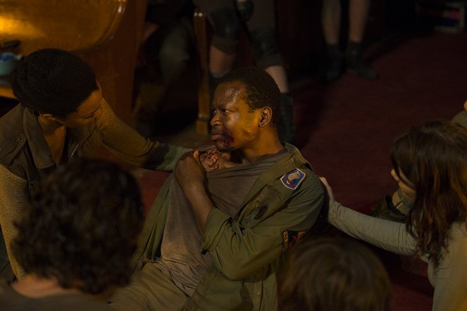 The Walking Dead - Season 5 - Four Walls and a Roof - Photos - Lawrence Gilliard Jr.