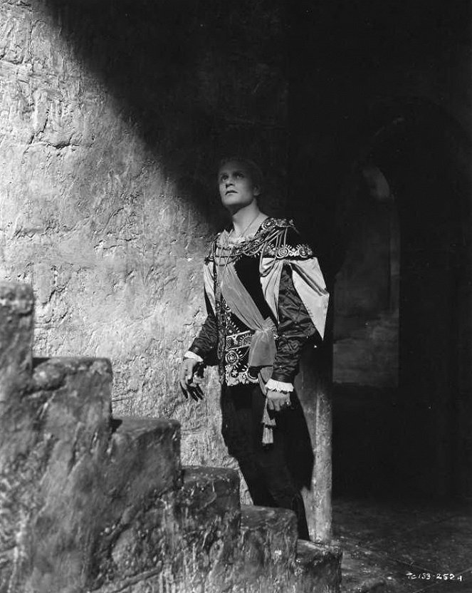 Hamlet - Photos - Laurence Olivier