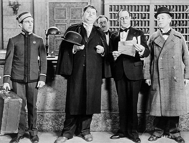 Der Prinz im Fahrstuhlschacht - Filmfotos - Oliver Hardy, Stan Laurel
