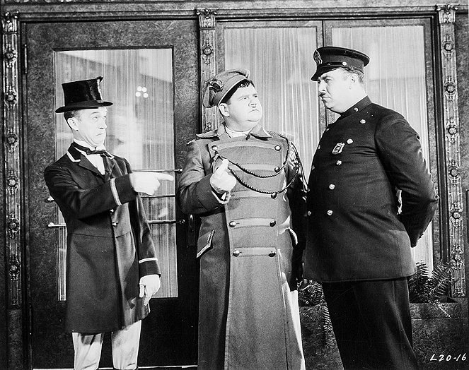 Der Prinz im Fahrstuhlschacht - Filmfotos - Stan Laurel, Oliver Hardy