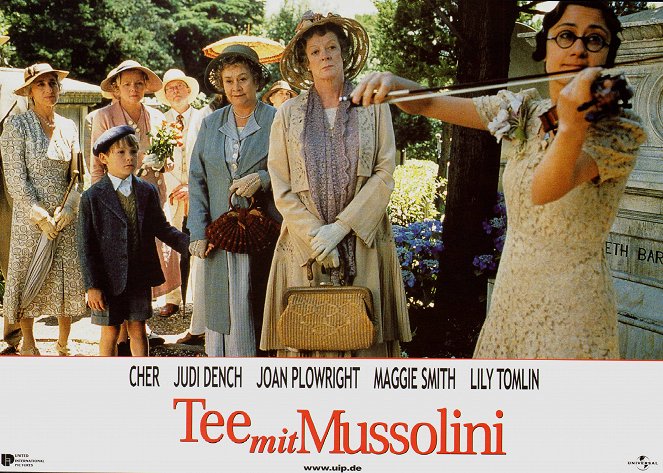 Tea Mussolinivel - Vitrinfotók - Charlie Lucas, Joan Plowright, Maggie Smith