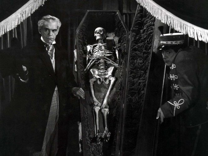 House of Frankenstein - Photos - Boris Karloff, J. Carrol Naish