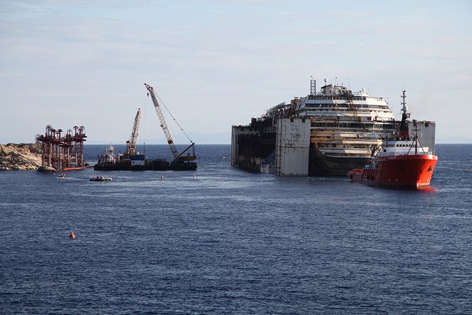 Vyzdvižení lodi Costa Concordia - Z filmu