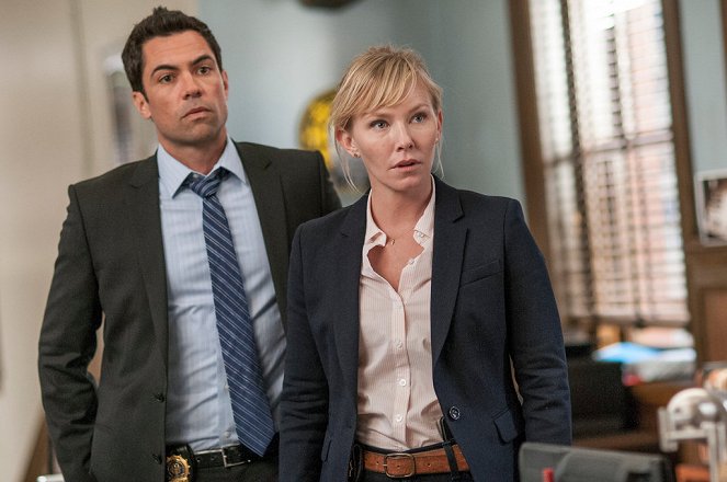 Chicago P.D. - Season 2 - They'll Have to Go Through Me - Photos - Danny Pino, Kelli Giddish