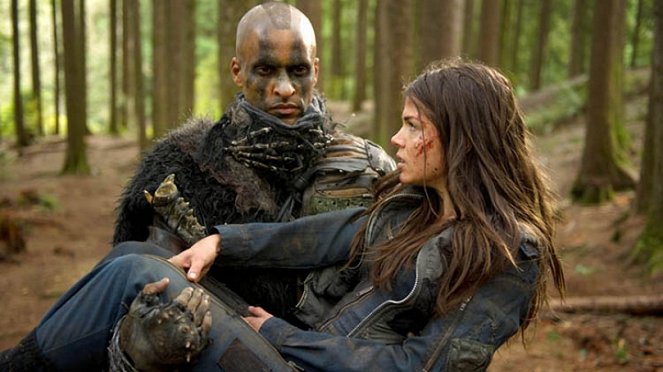 The 100 - Filmfotos - Ricky Whittle, Marie Avgeropoulos