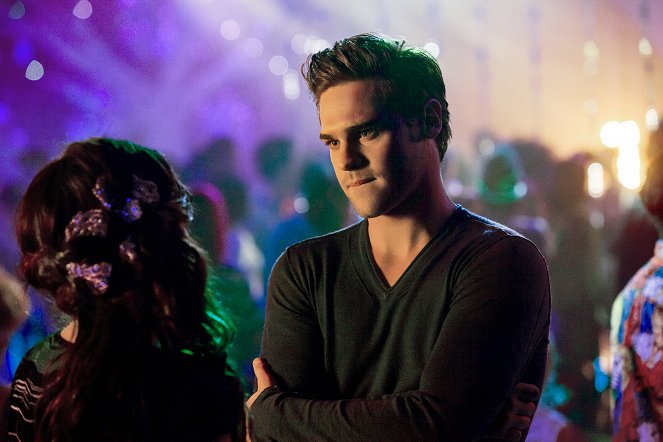 Star-Crossed - Give Me a Torch - Photos - Grey Damon