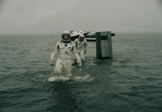 Interstellar - De la película - Anne Hathaway, Wes Bentley