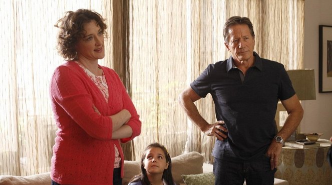 Law & Order: Special Victims Unit - Locum - Photos - Joan Cusack, Bailee Madison, Peter Strauss