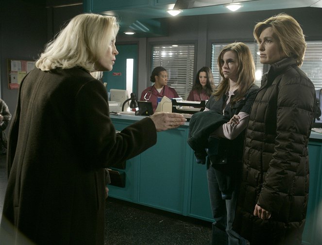 Law & Order: Special Victims Unit - Season 6 - Intoxicated - Photos - Cathy Moriarty, Danielle Panabaker, Mariska Hargitay