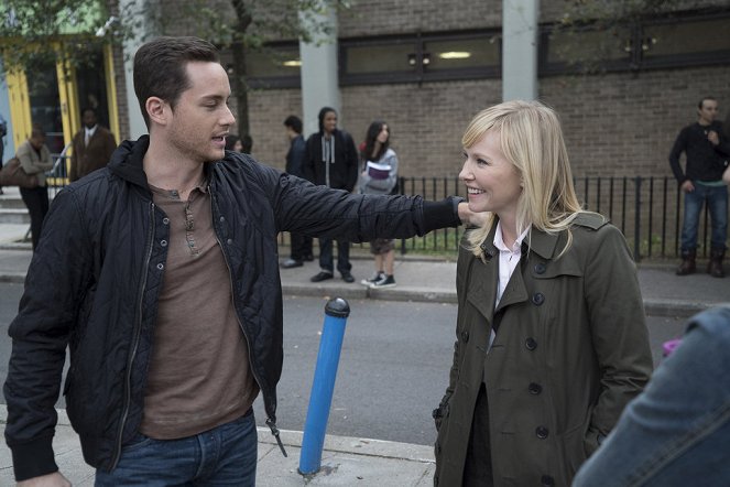 Law & Order: Special Victims Unit - Season 16 - Chicago Crossover - Making of - Jesse Lee Soffer, Kelli Giddish