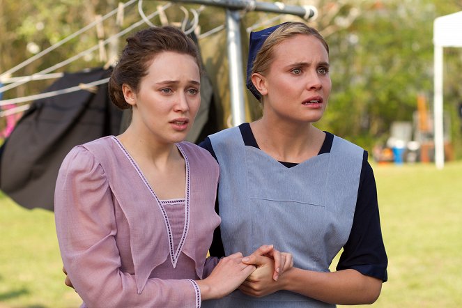 Donde se esconde el diablo - De la película - Alycia Debnam-Carey, Leah Pipes