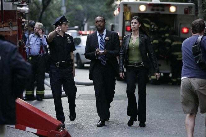 New York District / New York Police Judiciaire - Season 17 - Home Sweet - Film - Jesse L. Martin, Milena Govich