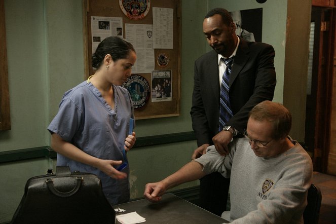 Law & Order - Season 17 - In Vino Veritas - Photos - Jesse L. Martin, Chevy Chase