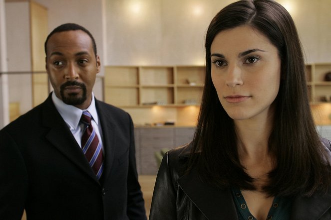 Law & Order - Season 17 - Corner Office - Photos - Jesse L. Martin, Milena Govich