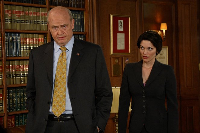 Law & Order - Season 17 - The Family Hour - Photos - Fred Dalton Thompson, Alana De La Garza
