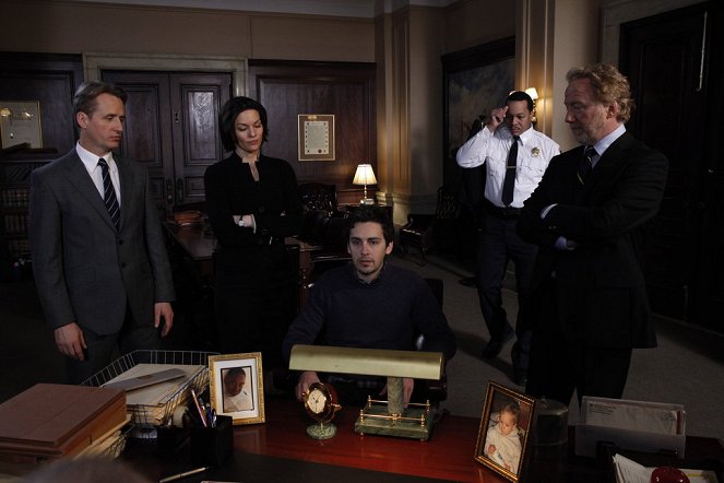 Law & Order - Season 20 - Brilliant Disguise - Photos - Linus Roache, Alana De La Garza