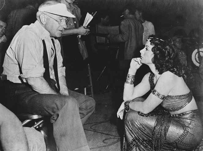 Samson and Delilah - Van de set - Cecil B. DeMille, Hedy Lamarr