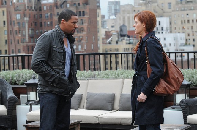 The Mysteries of Laura - Pilot - Photos - Laz Alonso, Debra Messing