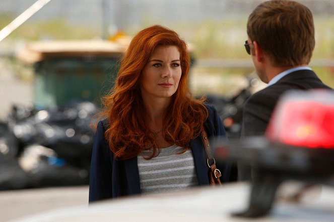 The Mysteries of Laura - Season 1 - The Mystery of the Biker Bar - Photos - Debra Messing