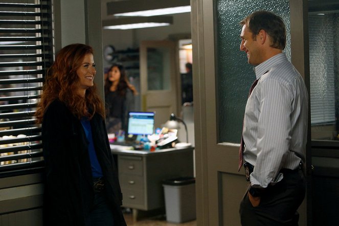 The Mysteries of Laura - The Mystery of the Biker Bar - Photos - Debra Messing, Josh Lucas