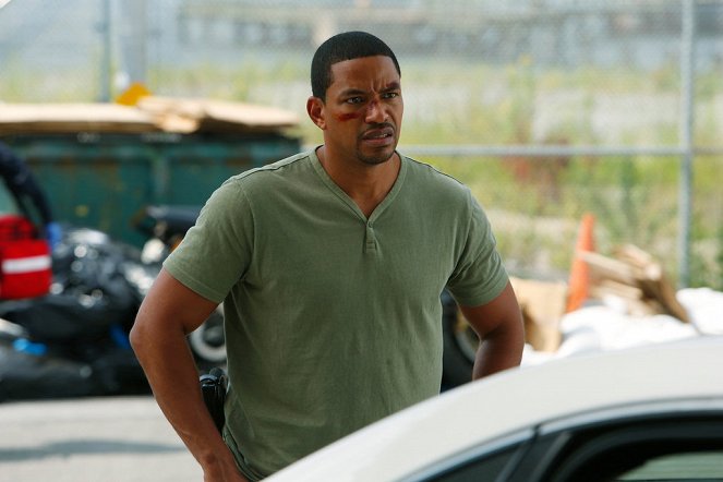 The Mysteries of Laura - Season 1 - The Mystery of the Biker Bar - Photos - Laz Alonso