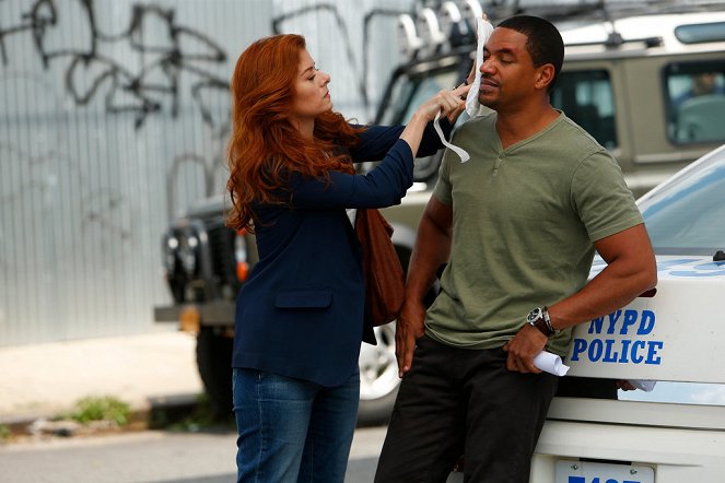 The Mysteries of Laura - The Mystery of the Biker Bar - Photos - Debra Messing, Laz Alonso