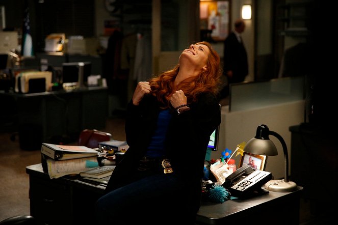The Mysteries of Laura - Season 1 - The Mystery of the Biker Bar - Photos - Debra Messing