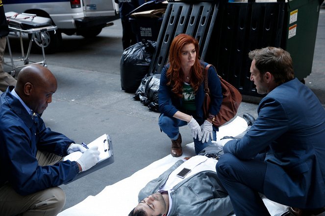 The Mysteries of Laura - Season 1 - The Mystery of the Art Ace - Photos - Debra Messing, Josh Lucas
