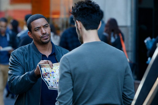 The Mysteries of Laura - Season 1 - The Mystery of the Mobile Murder - Photos - Laz Alonso