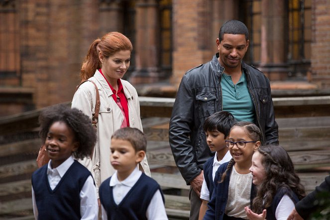 The Mysteries of Laura - The Mystery of the Dysfunctional Dynasty - Photos - Debra Messing, Laz Alonso