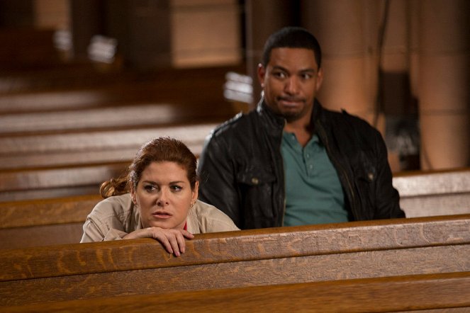 The Mysteries of Laura - Season 1 - The Mystery of the Dysfunctional Dynasty - Photos - Debra Messing, Laz Alonso