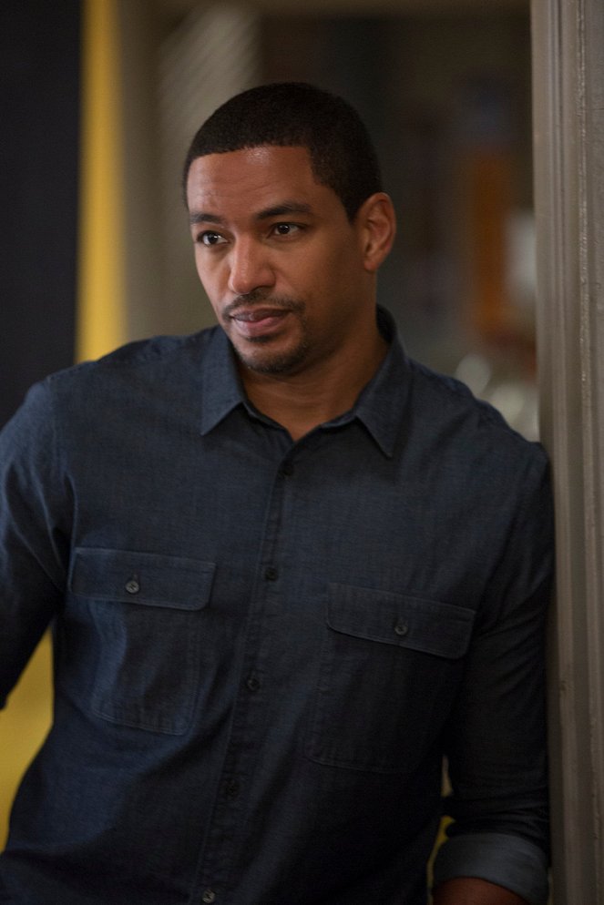 The Mysteries of Laura - The Mystery of the Dysfunctional Dynasty - Van film - Laz Alonso
