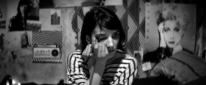 A Girl Walks Home Alone At Night - Filmfotos - Sheila Vand