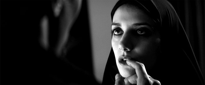 A Girl Walks Home Alone At Night - Filmfotos - Sheila Vand